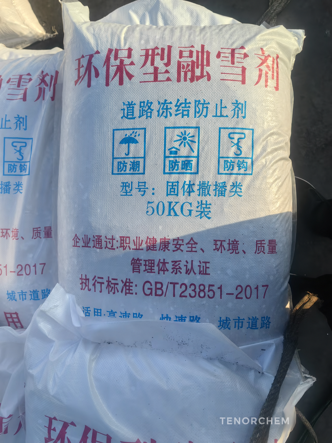 Deicing salt in a woven bag with Chinese labelling and a 50 kg marking