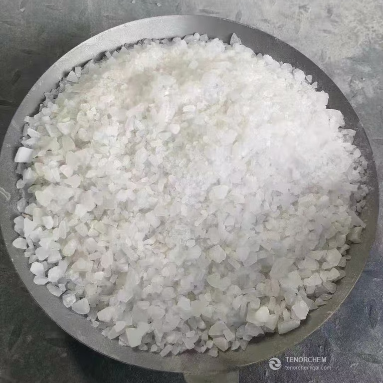 White aluminium sulfate sample in a metal scoop